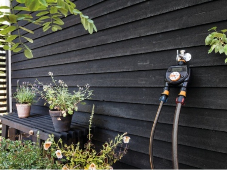 Wakacyjny niezbędnik w ogrodzie – sterowniki nawadniania Fiskars